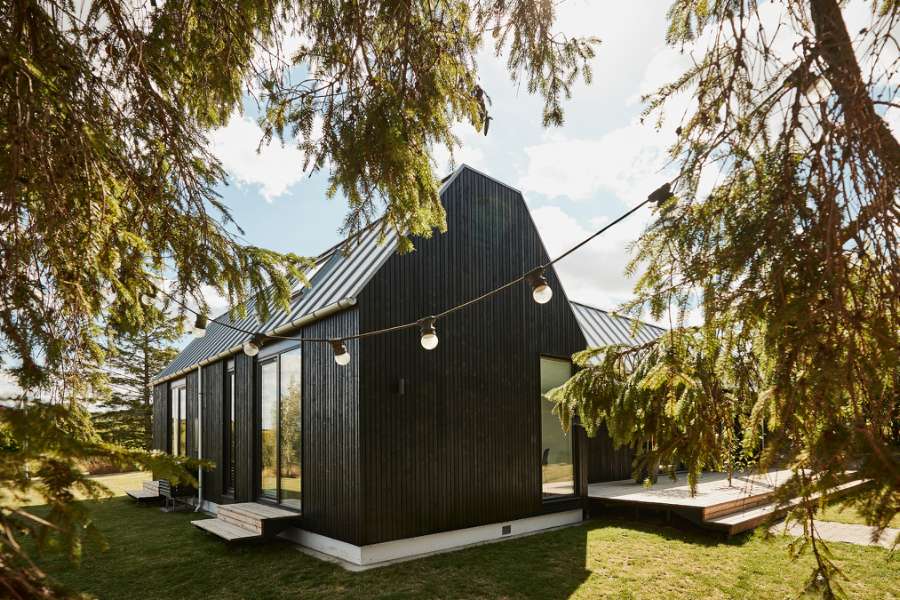 Vom Architekten gestaltetes Doppel-Ferienhaus, verkleidet mit Stahlprofilen und Holz, Skovsøvej 15, 4200 Slagelse